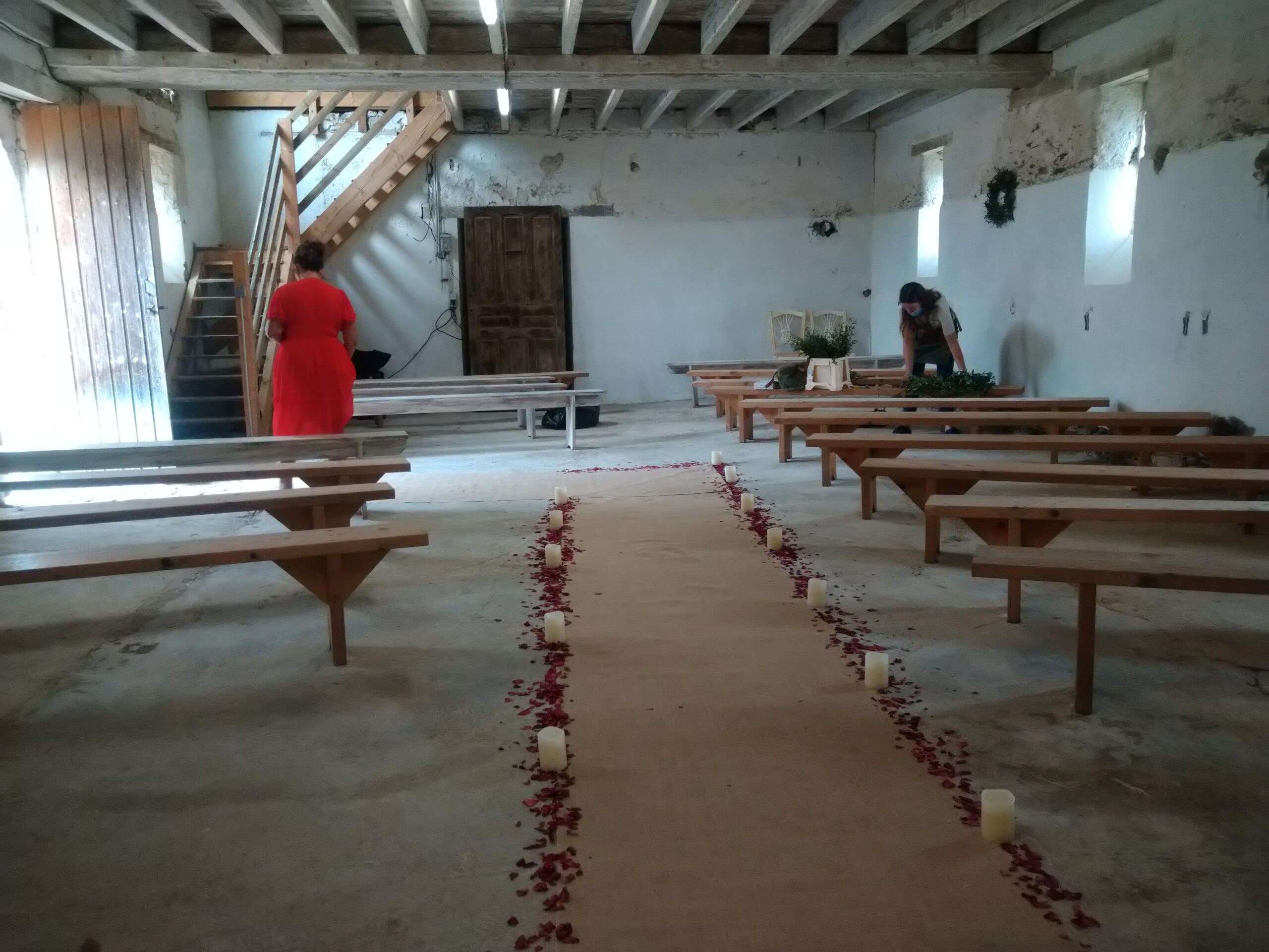 L'allée de pétales et de bougies entre les bancs de la chapelle laïque