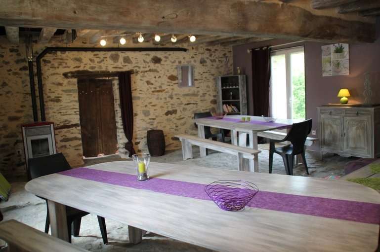 La salle à manger de L'Étable, pierre apparente et grande table