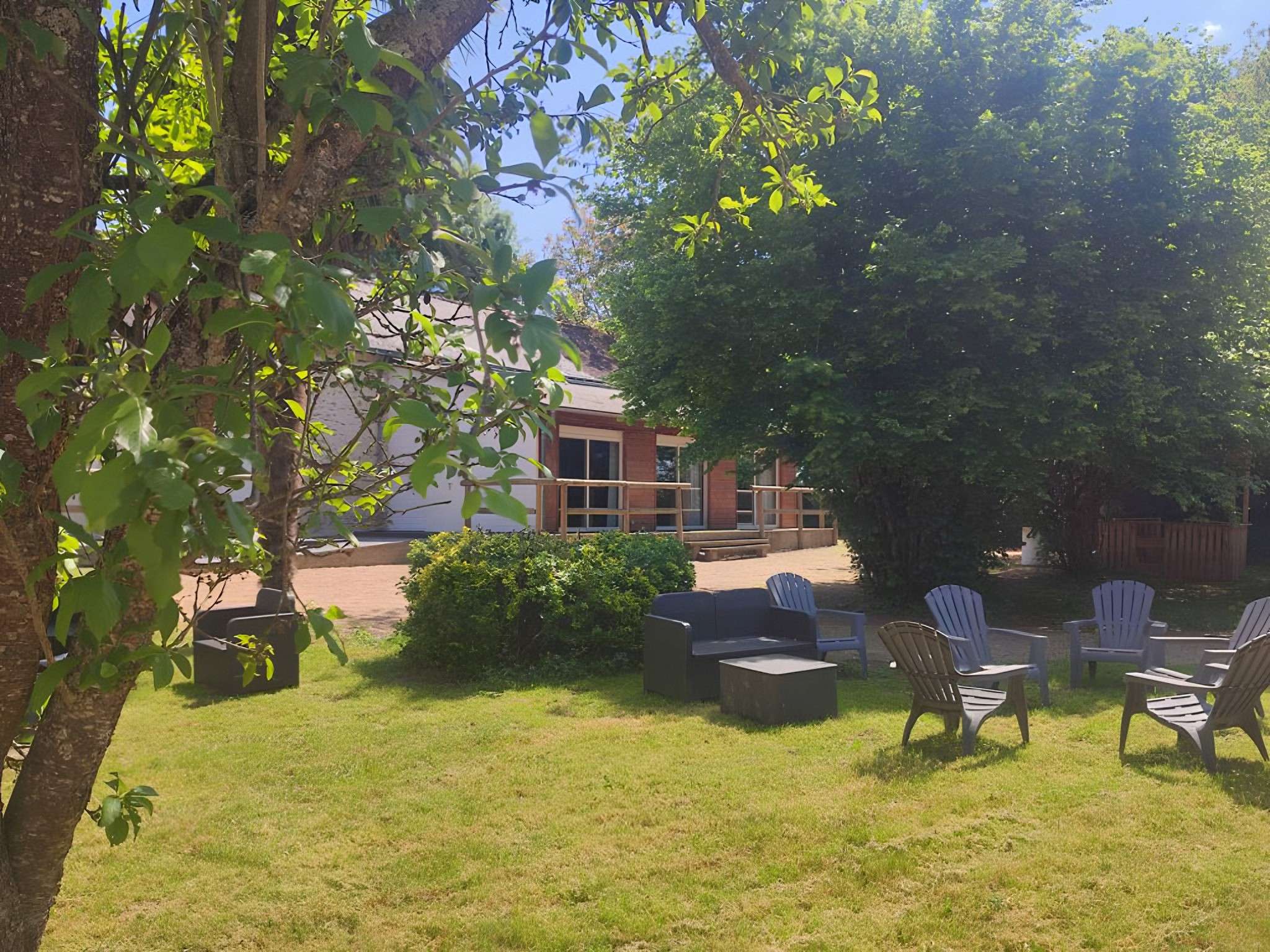 Le jardin du domaine, ses fauteuils et ses grands arbres