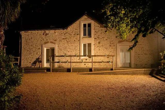 La longère éclairée dans la cour, la nuit