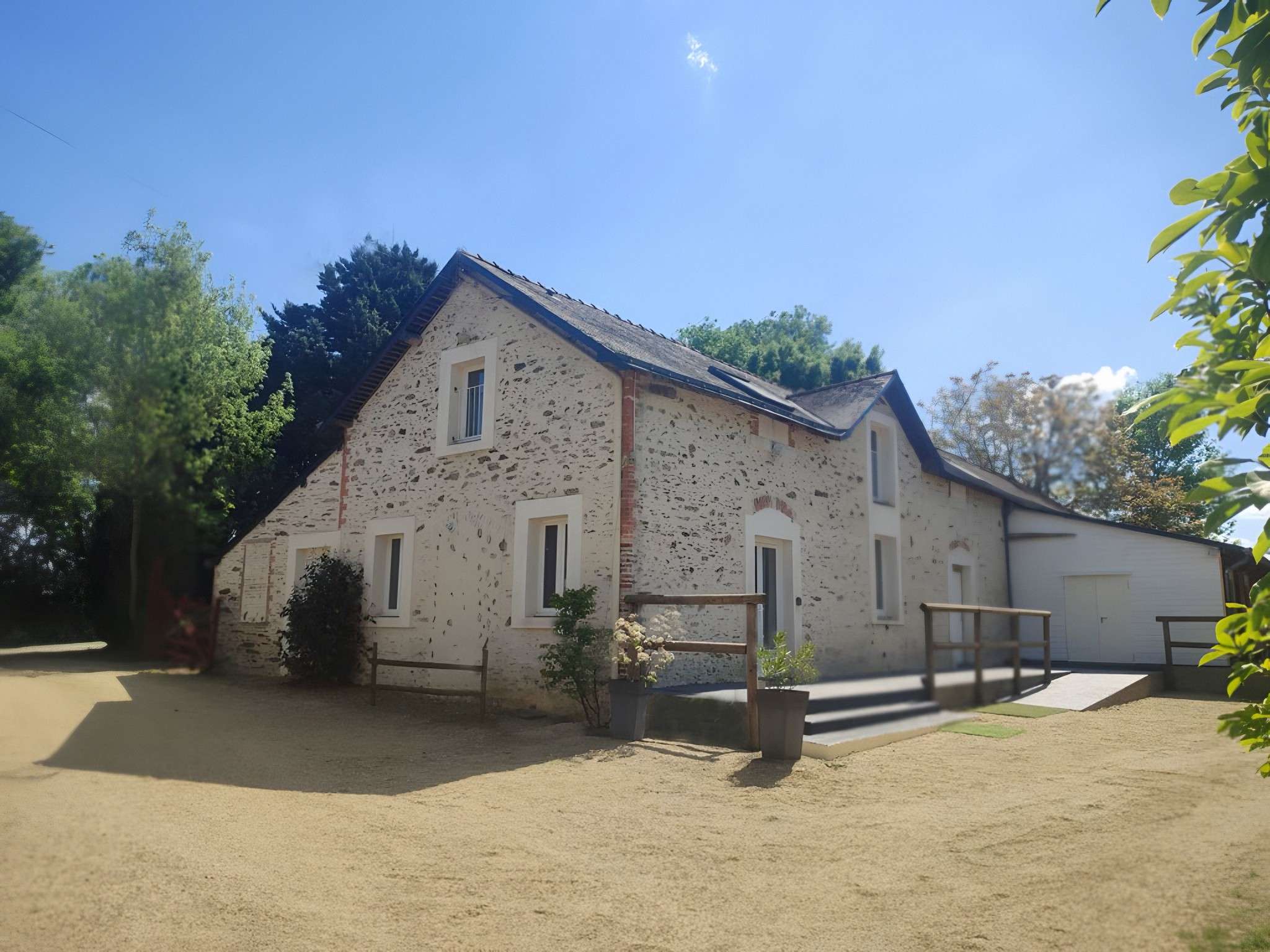 Un gîte en pierre et sa terrasse, côté cour
