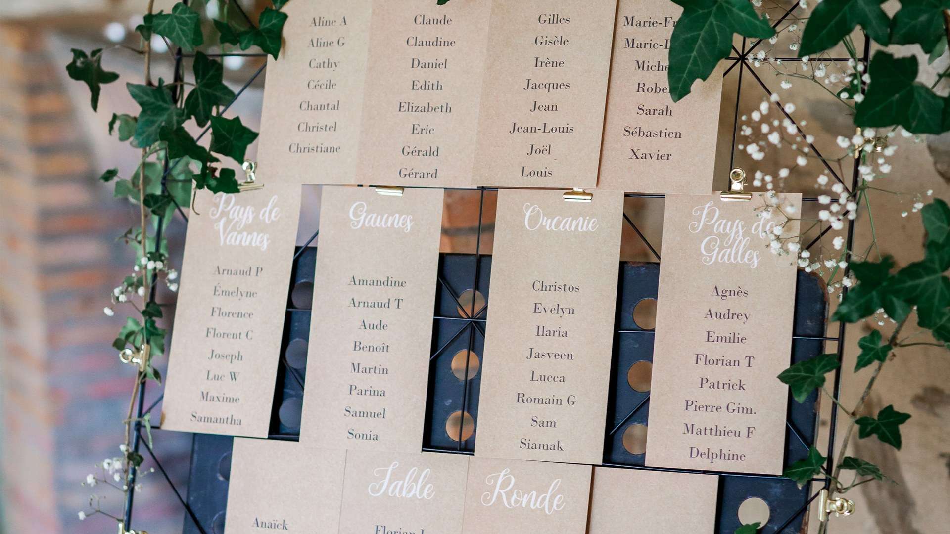 Plan de table en papier kraft suspendu dans le lierre