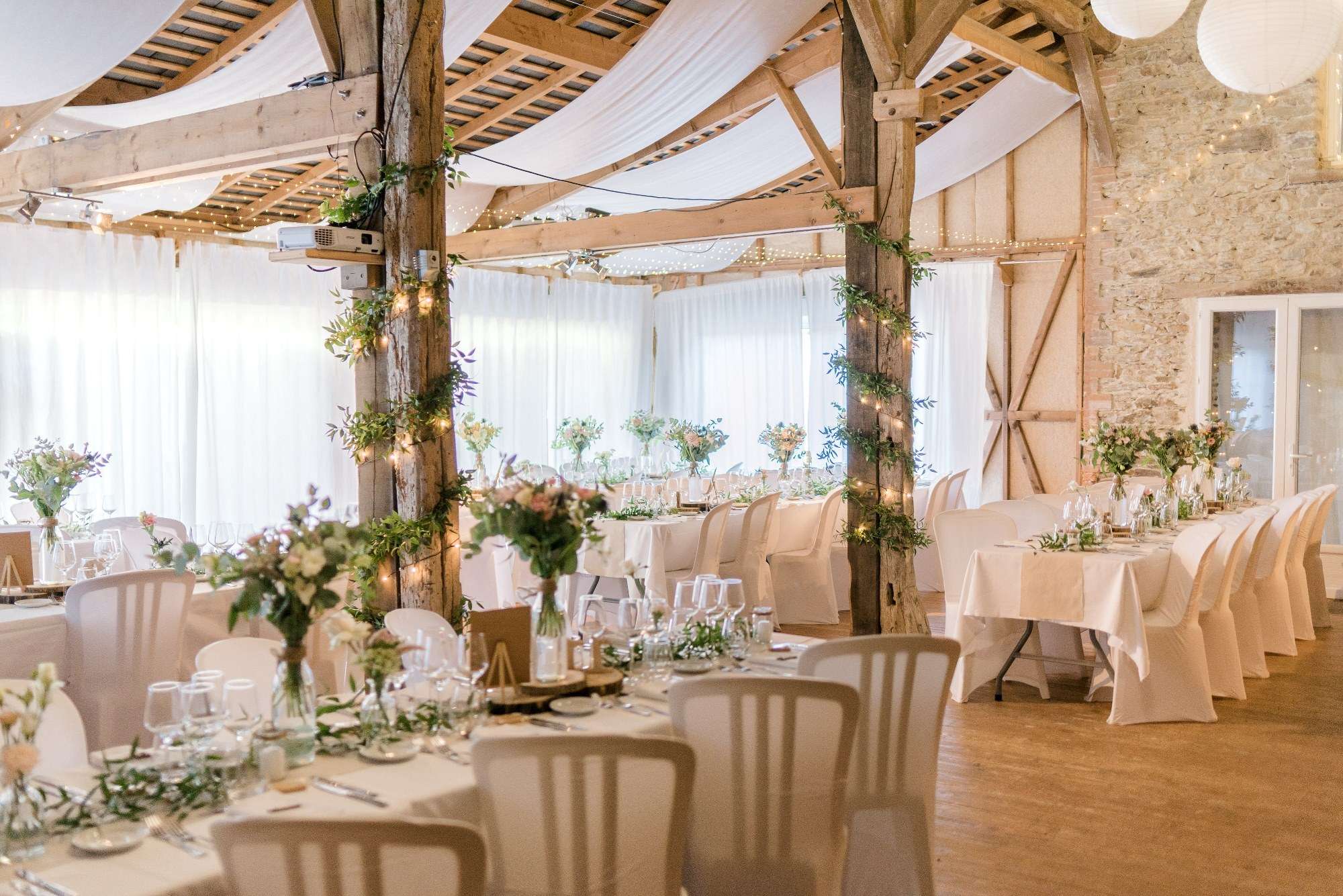 La grande salle sous charpente, dressée pour un dîner de mariage