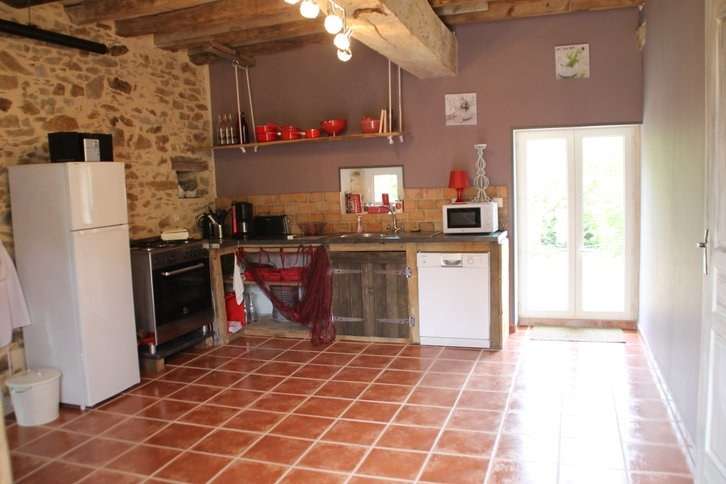 La cuisine du gîte Le Verger et ses murs de pierre